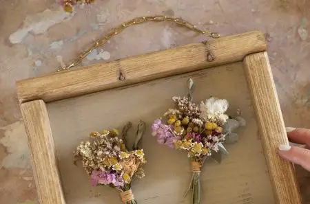 ⁦תמונת עץ ממוסגרת עם שני זרי פרחים מיובשים⁩ – תמונה ⁦4⁩