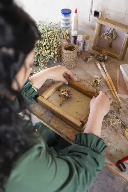 ⁦תמונת עץ ממוסגרת עם שני זרי פרחים מיובשים⁩ – תמונה ⁦6⁩