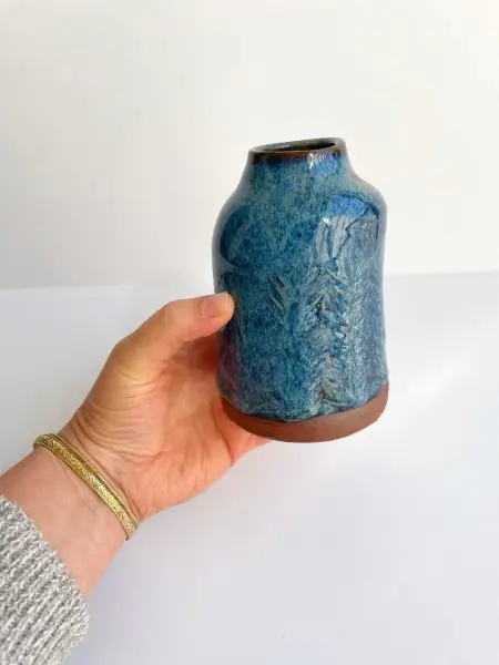 ⁦אגרטל כחול מבריק עם חריטות עדינות⁩ – תמונה ⁦4⁩